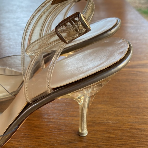 Vintage gorgeous clear vinyl Bow with huge rhinestone on lucite 4” heels - Picture 4 of 8